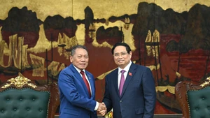 越南政府总理范明正会见所罗门群岛外交和外贸部长。