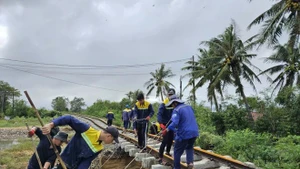 由于遭受嘉莱、广义、得乐、庆和等省持续强降雨影响，铁路部门44列客运列车被迫停运。