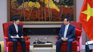 范明正总理会见日本群马县知事山本一太。（图片来源：越通社）