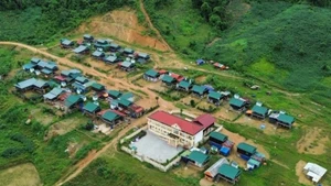 越南政府要求于2026年1月31日前完成因灾损毁住房重建安置工作。（图片来源：VGP）