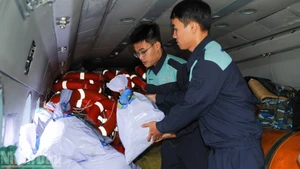 空军372师机动执行灾区空投救援任务【组图】