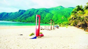 昆岛拥有平坦的海滩、细腻的白沙和清澈湛蓝的海水，使其成为极具吸引力的旅游目的地。