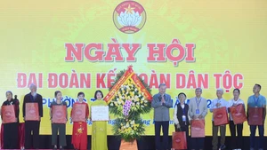 苏林总书记向上吉坊人民赠送纪念品。