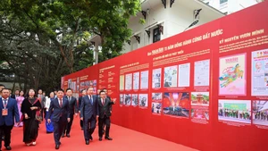 苏林总书记以及党和国家领导人参观《人民报》75周年与国家并肩前行的成就展。（维灵 摄）