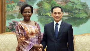 政府副总理裴青山会见法语国家国际组织秘书长路易丝·穆希基瓦博。（图片来源：越通社）