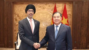 越共中央政治局委员、中央书记处书记、中央办公厅主任范嘉足会见新加坡驻越大使拉杰帕尔·辛格。（图片来源：越通社）