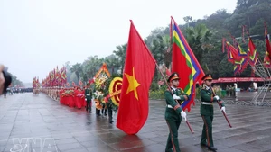 2025年雄王祭祖日活动上香仪式。（图片来源：越通社）