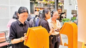 读者正在体验电子书和有声书。