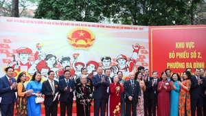 苏林总书记与各位代表及选民在河内市巴亭坊第2投票区合影。