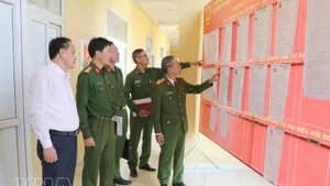宁平省公安代表团对第二看守所的选举筹备工作进行检查。（图片来源：越通社）