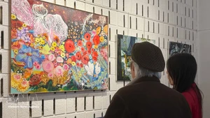 游客参观"在法兰西土地的越南之魂"画展与书展。（图片来源：越通社）