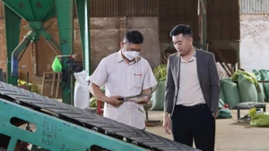 Dawnsky公司代表陈平明（右）就准备农产品货源以服务出口的相关工作进行交流。（图片来源：thanhtra.com.vn）