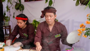 清池卷粉粉皮薄、软、透，带有大米自然清香，常配以清淡蘸料和炸葱食用。（图片来源：越通社）