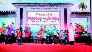 在宁侨步行街的一场传统艺术表演。（芳黄 摄）