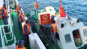 跨越数百海里，投票箱和选举物资被安全运送并移交给各岛屿的选举小组。