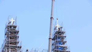 西贡圣母大教堂两座重达800多公斤的镀金十字架已成功安装在约60米高处的锌制塔尖上。（图片来源：越通社）