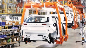 广宁省越兴工业区成功集团汽车生产线。