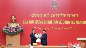 范明正总理向陈红泰教授颁发任命决定。（陈海 摄）