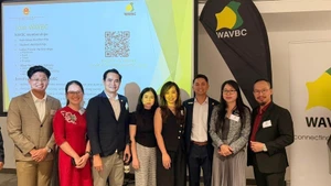 越南驻珀斯总领事阮清河（右二）与企业代表合影。（图片来源：越通社）