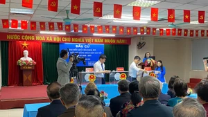 新闻工作者奔走各地 报道国家盛事【组图】