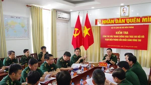 工作组对头顿口岸边防站进行检查。（图片来源：信息报）