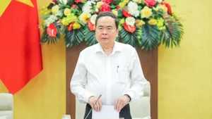 越南国会主席陈青敏发表讲话。（维灵 摄）