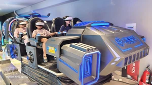 附图：在庆和省芽庄购物中心体验虚拟现实技术。