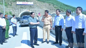 政府总理范明正视察广义——怀仁高速。