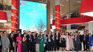 与会代表在"侨胞与越南投资机遇：破除障碍—激活资源"座谈会上合影 。（图片来源：《人民军队》报）