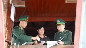 义安省渔民签署不非法捕捞海产品承诺书。（图片来源：越通社）