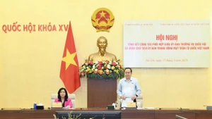 国会主席陈青敏发表讲话。