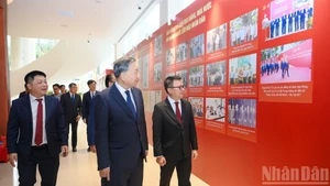 越共中央总书记苏林出席越南《人民报》创刊75周年庆典