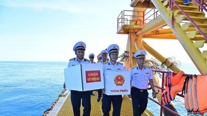 选举组将投票箱运送到DK1/9高脚屋。（图片来源：越通社）