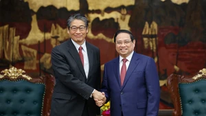 越南政府总理范明正会见日本驻越大使伊藤直树。（图片来源：VGP）