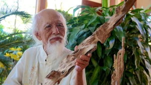 丁功映老人尽管已是98岁的高龄，却依然思维清晰敏捷，详细讲述着与采香产业相关的往事。（图片来源：越南网）