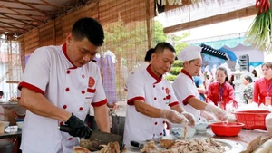 按照传统方式制作云姑河粉村（宁平省南同乡）的河粉。（图片来源：越通社）