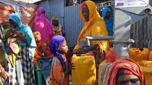 2017年，一名小女孩在索马里首都摩加迪沙的一个境内流离失所者难民营里取水。（图片来源：新华网）