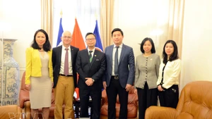 双方代表合影。（图片来源：越通社）