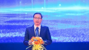 越南科学技术部副部长黎春定发表讲话。（图片来源：越通社）