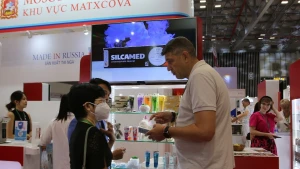 俄罗斯企业在胡志明市举办的展览会上向越南消费者介绍其产品。（图片来源：越通社）