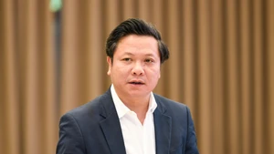 内务部地方政府司司长潘忠俊发表讲话。