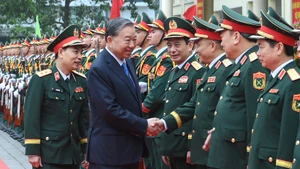 越共中央总书记、中央军委书记苏林走访调研军事技术学院。