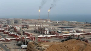 伊朗阿萨鲁耶的一座天然气开采厂。（图片来源：Al Mayadeen English）