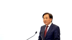 越南政府发言人陈文山部长在会上发表讲话。（图片来源：越通社）