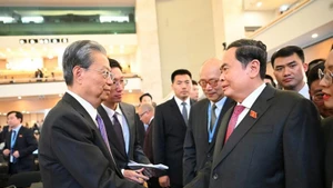 越南国会主席陈青敏会见中国全国人大常委会委员长赵乐际。（图片来源：越通社）