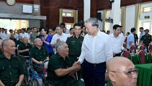 苏林总书记亲切看望顺成荣军治疗中心的荣军代表。