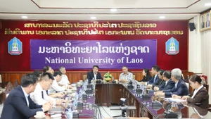 河内金融银行大学代表团与老挝国立大学代表团举行合作会谈。（图片来源：越通社）