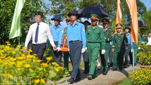 同塔省领导与人民送别英雄烈士归于祖国大地【组图】