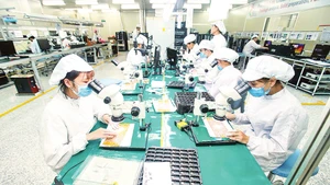 兴安省4P有限公司工厂的电子电路板生产线。