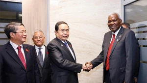 越南国会主席陈青敏会见古巴人民政权全国代表大会主席埃斯特万·拉索·埃尔南德斯。